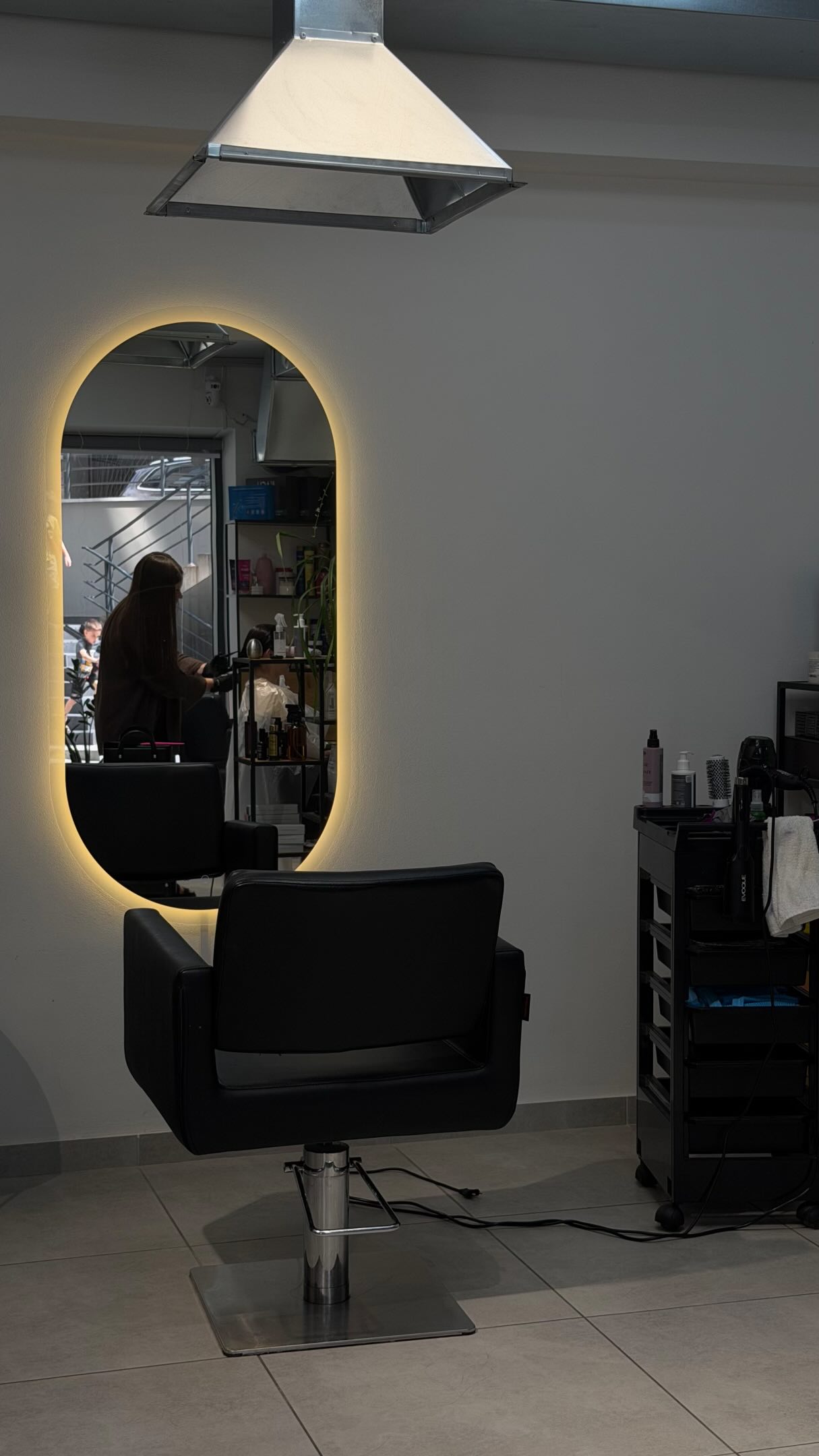 Un loc de lucru în studioul Hair Art Hub